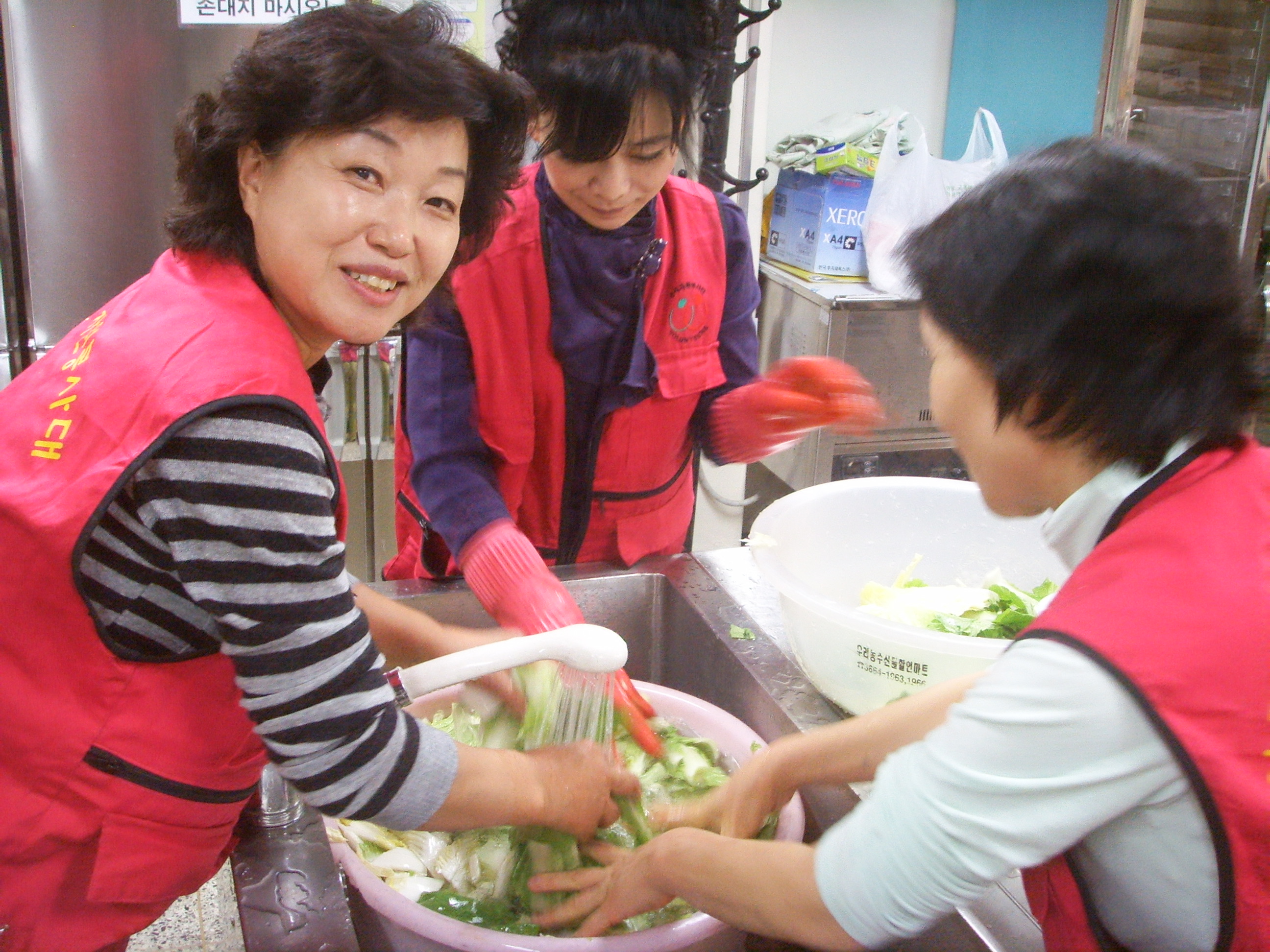 10월 3째주 사랑의 국 배달 실시 배추 다듬기