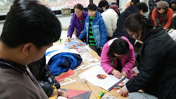 전통 연 만드는 모습