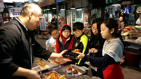 엽전으로 먹거리를 구입하는 중입니다