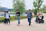 식물원 걷는 회원들 사진