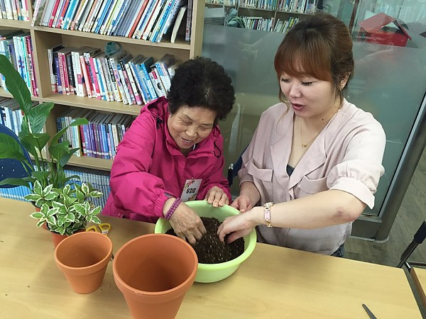 친환경 분갈이흙 만져보기