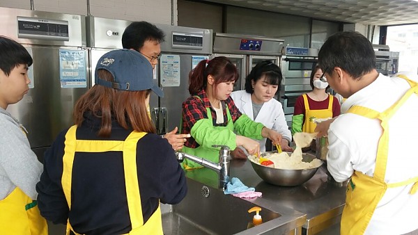 달걀과 밀가루를 넣고 저으면 반죽 완성