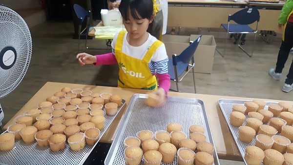 완성된 컵케익을 식히는 모습